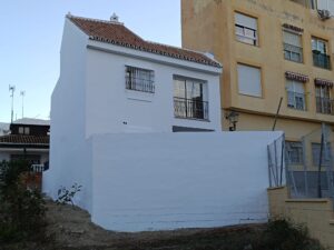 Lee más sobre el artículo Revitalización Exterior: Transformación Completa de la Fachada – Limpieza, Reparación y Pintura en Blanco